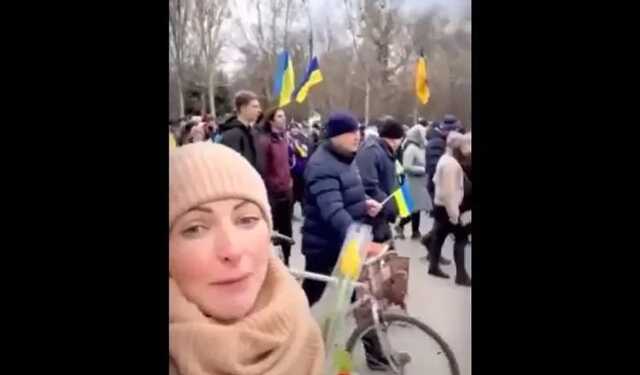 Окупанти роздають пропагандистські листівки у Мелітополі