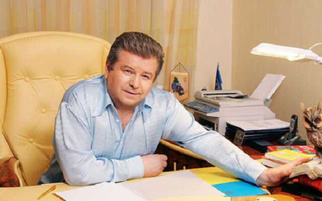 Поплавский с помощью неизвестных с оружием выгоняет студентов из общежития