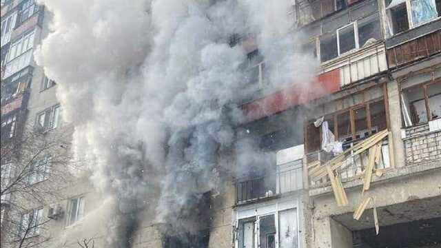 Массово горят квартиры, есть раненые и погибший: враг продолжает беспощадно атаковать Луганщину