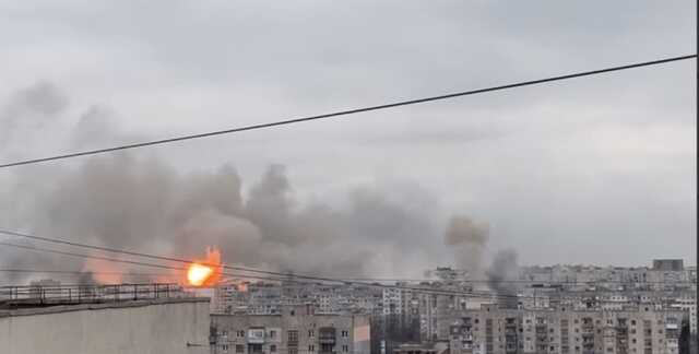 В Мариуполе оккупанты бомбят дома, университет и театр