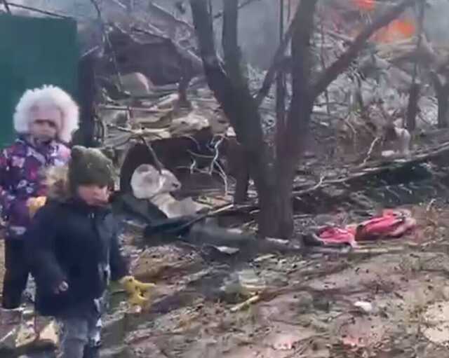 Оккупанты нанесли артиллерийский удар по жилому кварталу Мариуполя, где работали спасатели