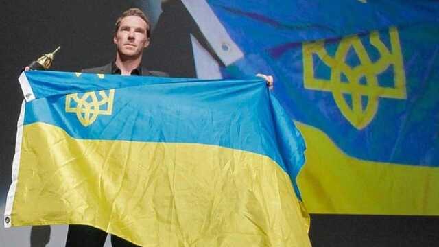 Камбербетч развернул флаг Украины на престижной кинопремии в Санта-Барбаре