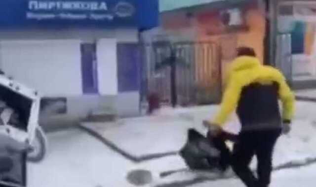 В Изюме мужчина в одиночку отгамселил мародеров, грабивших его магазин