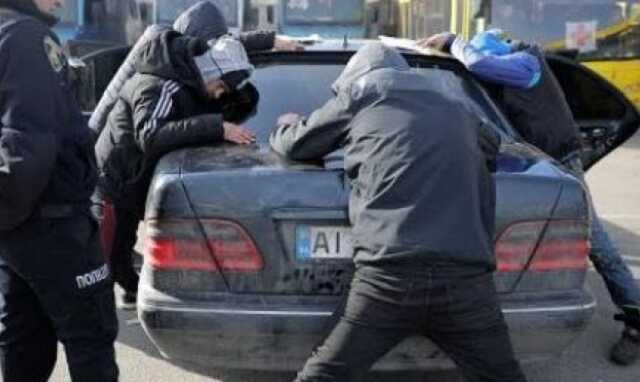 Під час евакуації з Бучі поліція затримала мародерів на краденому автомобілі