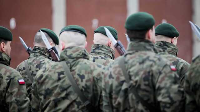 На фоне нападения Путина на Украину Польша увеличивает армию почти в три раза