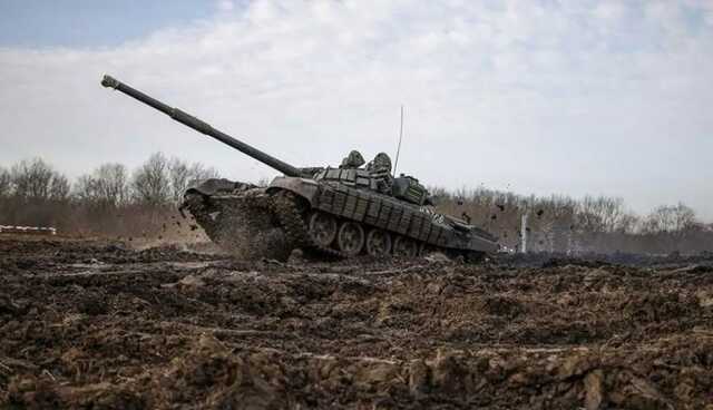 Украинские защитники встретили огнем колонну танков, идущую на Киев