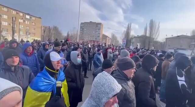 Тысячи жителей Мелитополя вышли на митинг, требуя освободить похищенного мэра