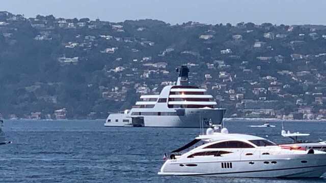 Российский олигарх Абрамович пытается спрятать яхту от санкций в Черногории