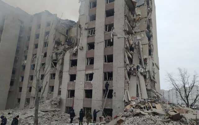 Из-за авиаудара в Чернигове обрушилась многоэтажка, есть погибший