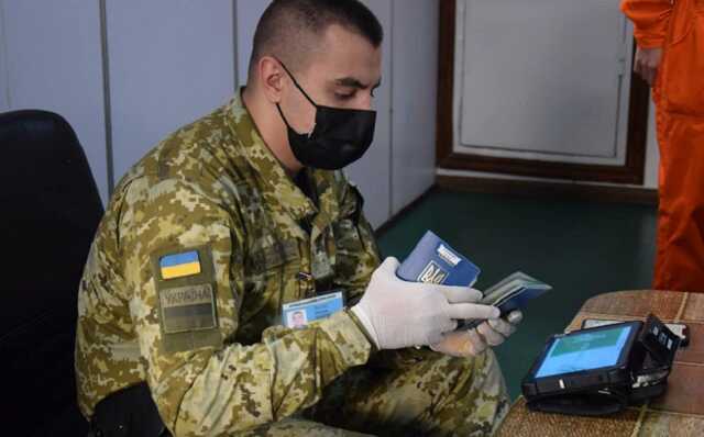 Чоловік хотів виїхати з країни, видаючи себе за жінку