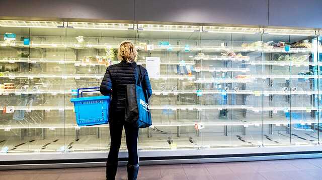 На это можно смотреть вечно: полки магазинов в России уже стали пустыми