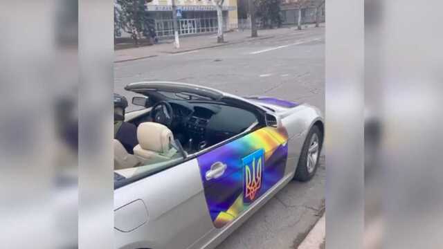 Ким сделал особый подарок полиции: оригинальная машина для патрулирования