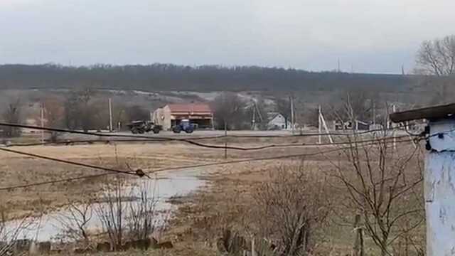 Уже привычная картина: видео с трактором, тянущим российскую боевую машину