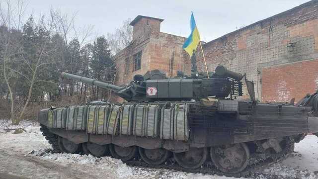 Российские гости "любезно передали" танк тероборонцам в Ромнах