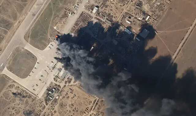 Спутниковые снимки показали уничтоженные российские вертолеты и технику в аэропорту Херсона