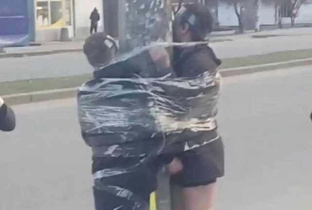 Заставили умыться зеленкой и привязали к столбу: в Запорожье наказали мародеров