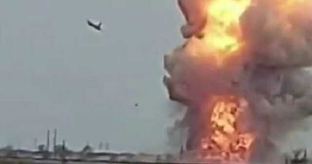 Украинский летчик направляет свой подбитый самолет на колонну техники оккупантов: видео