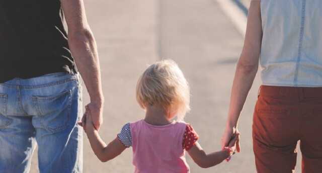 "Всиновити дитину "швидко": Україною шириться новий фейк