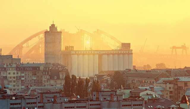 У Києві ворог обстріляв житловий квартал у Подільському районі