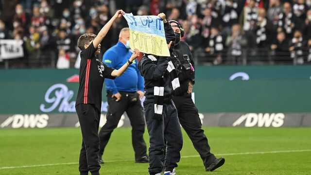 Остановите Путина: на матче Бундеслиги юные болельщики выбежали на поле с плакатом