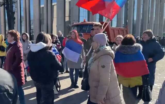 Россияне отказались говорить, почему пришли на концерт в поддержку войны в Украине