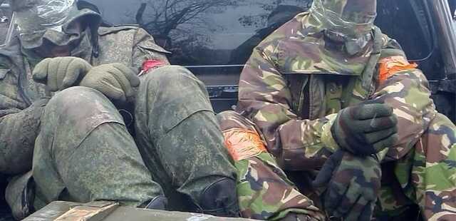 "Вы нормально кушаете? Да, дома грабим". Российский оккупант звонит домой