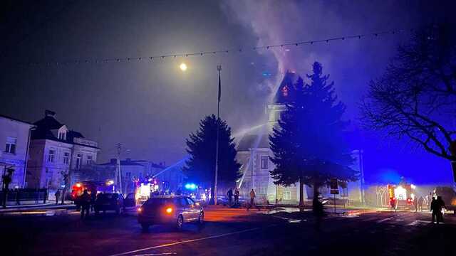 В Каменце-Бугской вспыхнула ратуша: видео мощного возгорания