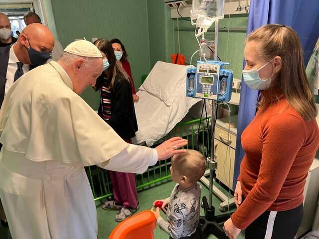 Папа Римский посетил раненых и онкобольных украинских детей в больнице Рима