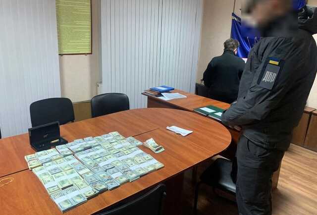 В Винницкой области через границу пытались тайно провезти 412 тысяч долларов