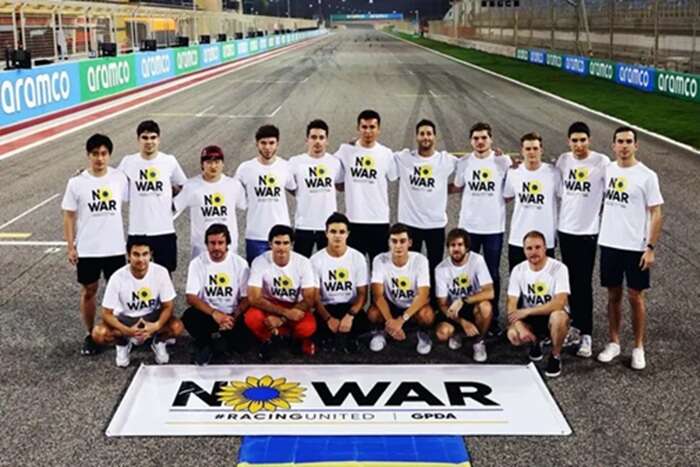 Пилоты Формулы-1 украсили шлемы украинской символикой