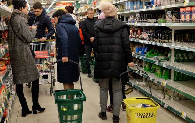 Ажиотаж вернул бартер: жители России меняют одежду на сахар