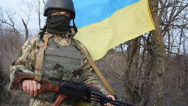 «Горячее» утро для врага: украинские бойцы показали догорающую технику русских оккупантов