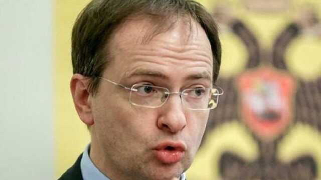 Глава российской делегации на переговорах Мединский порезал свою карту VISA