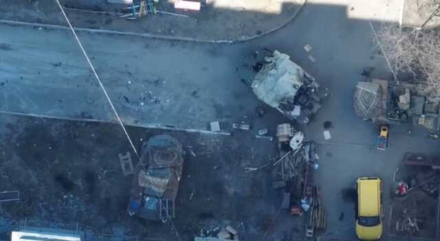 Русские мародеры в Гостомеле выносят из квартир ценные вещи и складывают в грузовики