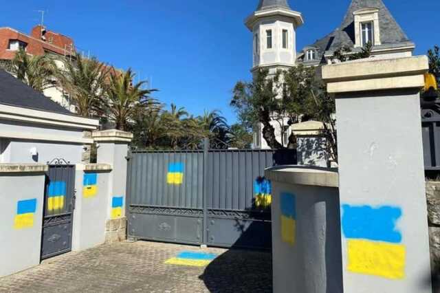 Виллу дочери Путина во Франции разукрасили украинскими флагами