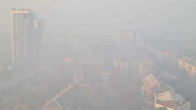 Киевлян просят закрыть окна: в столице сильное задымление из-за пожара в области