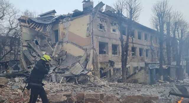 Ракетные удары по Днепру: спасатели разбирают завалы и ищут людей