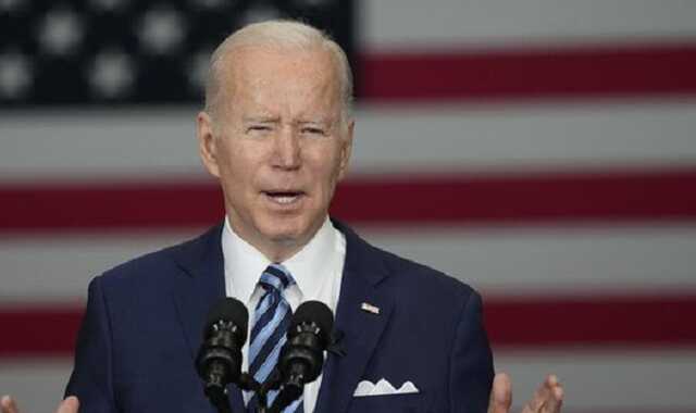 Байден в Польше посетил американских военных и попробовал с ними пиццу