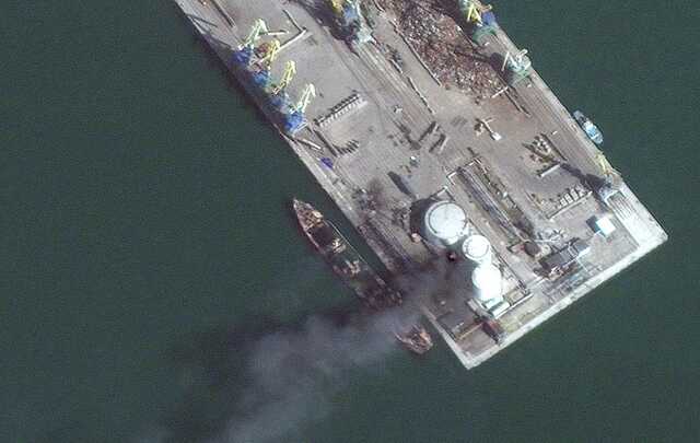 Maxar показала снимки российского корабля, уничтоженного украинского защитниками в Бердянске