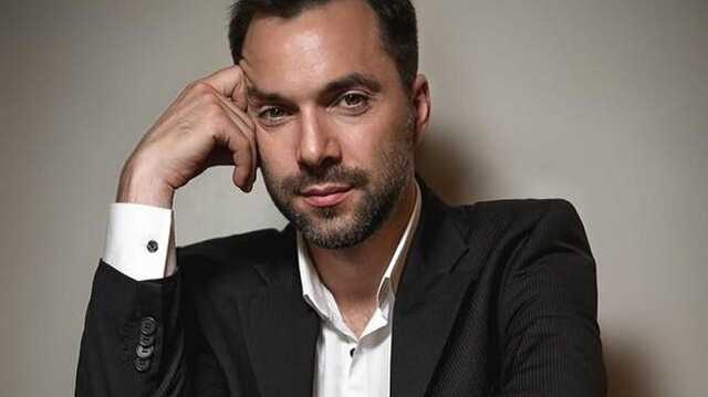 Алексей Арестович объяснил, почему тихо разговаривает и спародировал Левитана