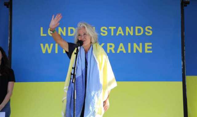 Десятки тысяч людей прошли маршем в Лондоне и проявили солидарность с украинцами