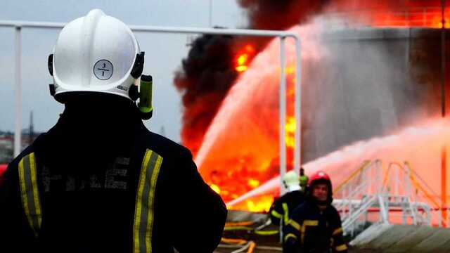 Пожар на нефтебазе Луцка локализовали, но до сих пор продолжают тушить, – ГСЧС