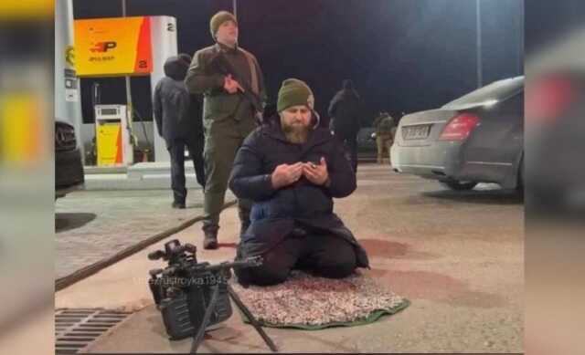 "Кадыров в Мариуполе": главу Чечни застали в молитве с пулеметом на заправке Роснефти