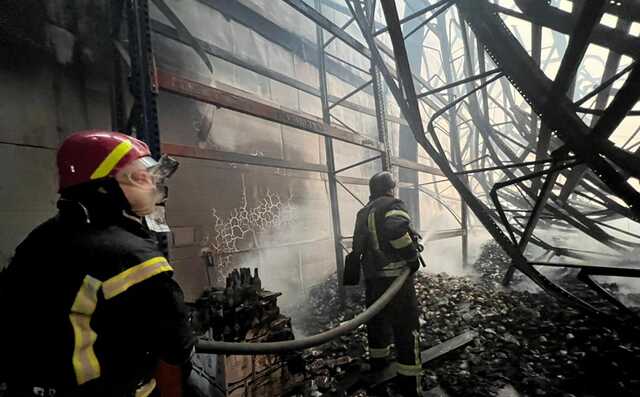 В Киевской области оккупанты обстреляли склад: возник масштабный пожар