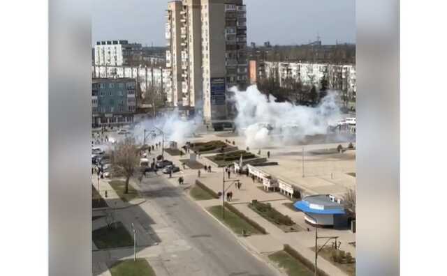 В Энергодаре оккупанты разгоняют митинг украинцев светошумовыми гранатами – слышны взрывы