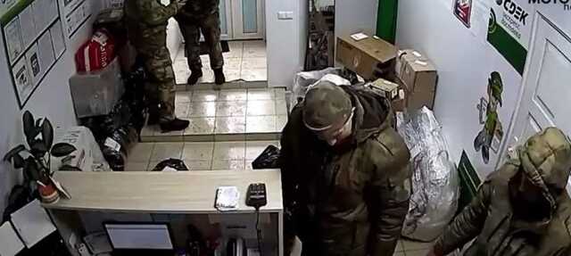 Армия мародеров: Военные РФ отправляют домой по почте награбленное в Украине