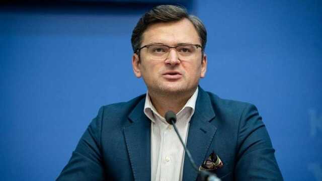 Глава МИД Японии передал Кулебе рисунки японских детей защитникам Украины