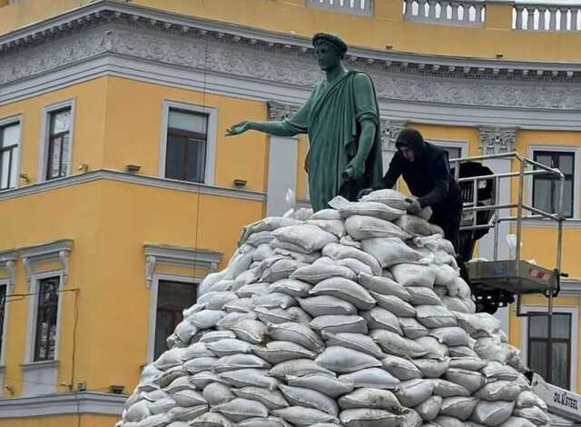 Ракетная атака на Одессу: в некоторых районах начались пожары