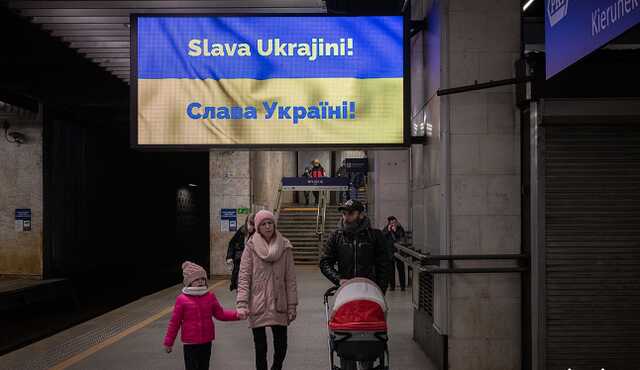 «Мы плачем вместе с вами»: волонтер на коляске из Польши помогает украинским беженцам