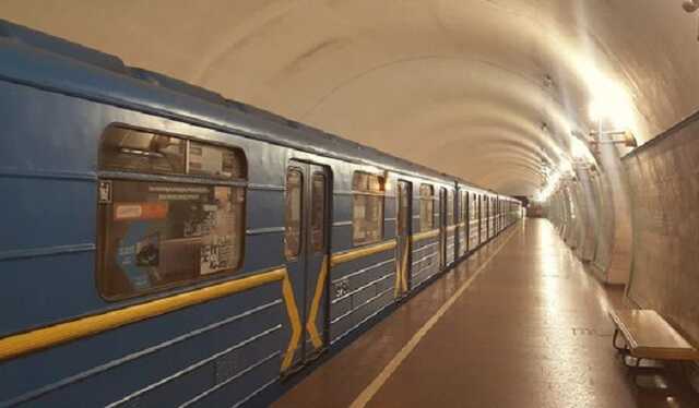 Метро в Киеве частично возобновило сообщение с левым берегом